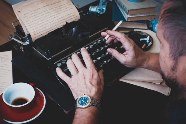 Eine Schöne Alte Retro Schreibmaschine Großaufnahme Hände Und Eine Tasse — Stockfoto