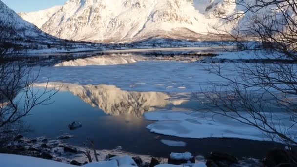 Kış Hiç Bir Dağda Karlı Okyanus Kıyısında Güneşli Bir Günde — Stok video