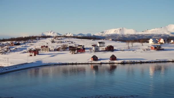 ノルウェー北部のロフトテン諸島の海岸にある有名な伝統的な多色の木造漁家ロルブ — ストック動画