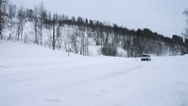 Auto Bei Starkem Schneefall Auf Schneebedeckter Glatter Straße — Stockvideo
