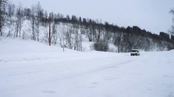 Voiture Sur Une Route Glissante Couverte Neige Pendant Les Fortes — Video