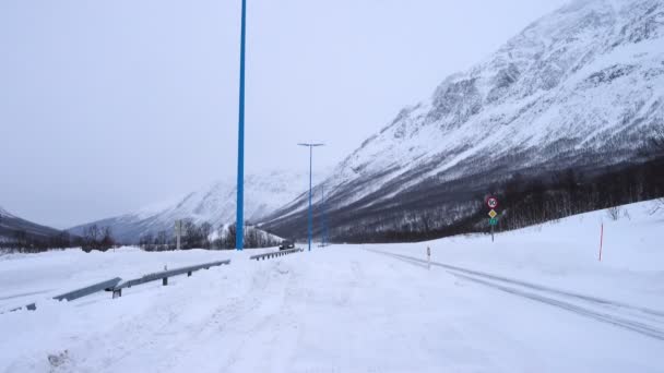 Auto Een Besneeuwde Gladde Weg Tijdens Harde Sneeuwval — Stockvideo