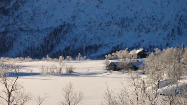 Słoneczny Zimowy Krajobraz Drewnianymi Domkami Górach Norwegia — Wideo stockowe
