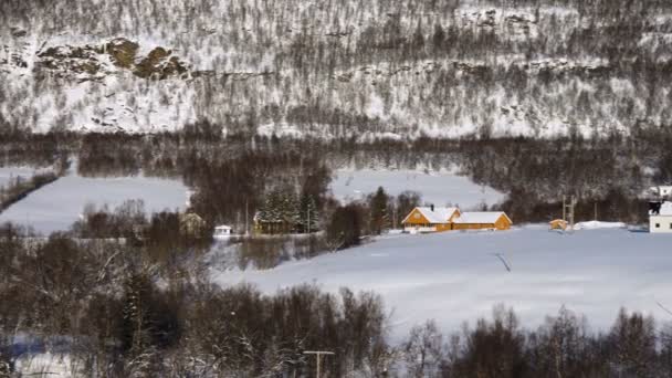 Dağlardaki Ahşap Kulübelerle Güneşli Kış Manzarası Norveç — Stok video