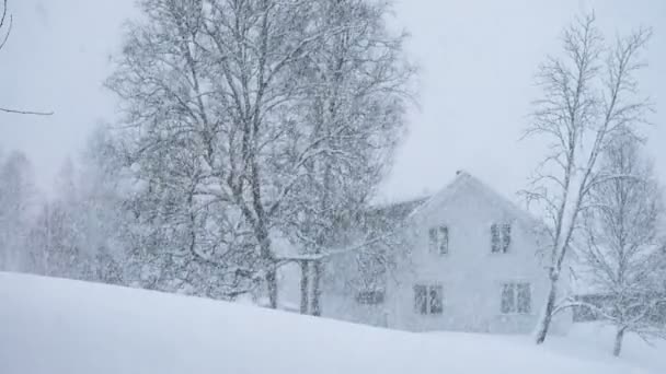 Paisaje Invierno Con Casa Madera Clásica Durante Las Duras Nevadas — Vídeos de Stock