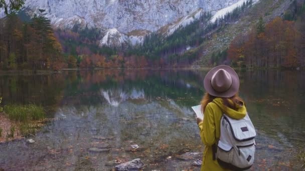 Chica Exploradora Con Mochila Viajando Mirando Mapa Turístico Hermoso Lago — Vídeos de Stock
