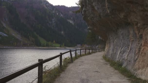 Spaziergang Wanderweg Mit Zaun Österreichischen See — Stockvideo
