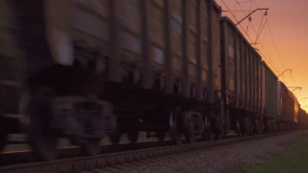 Pohyb Nákladního Kontejnerového Vlaku Večerní Železnici — Stock video