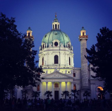 Borromeo'nun Karlsplatz Viyana, Avusturya, Güney tarafında bulunan bir barok kilisesidir. Geceleri ışıklı Borromeo'nun.