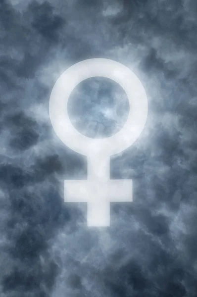 Σκούρα σύννεφα με ένα λαμπερό θηλυκό σύμβολο — Φωτογραφία Αρχείου