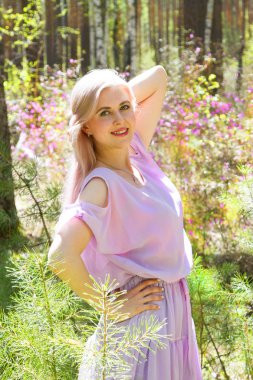 Ağaçların çiçek açması biberiye arasında bir kız