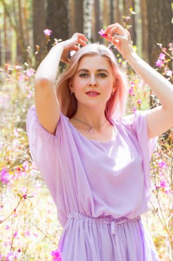 Kız çiçek açması biberiye arasında ormanda