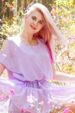 Kız çiçek açması biberiye arasında ormanda