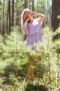 bir bahar ormanda ışık elbiseli kız