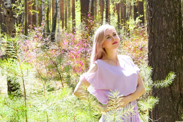 Mädchen Einem Hellen Kleid Einem Frühlingswald — Stockfoto