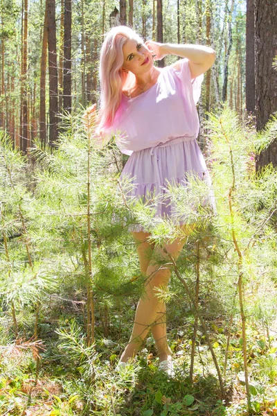 Chica Vestido Ligero Bosque Primavera — Foto de Stock