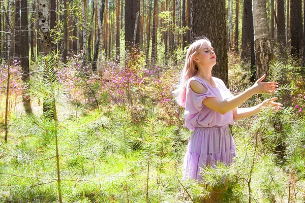 Fille Dans Une Robe Légère Dans Une Forêt Printemps — Photo