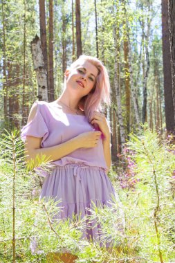 Kız bir yaz ormanda yürüyor