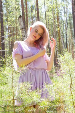 Kız bir yaz ormanda yürüyor