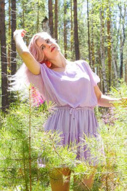 Kız bir yaz ormanda yürüyor