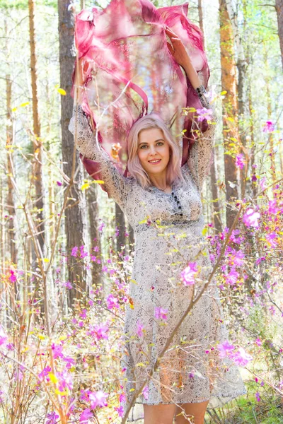 Chica Está Caminando Bosque Verano — Foto de Stock