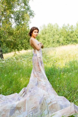 kır çiçekleri arasında genç kız