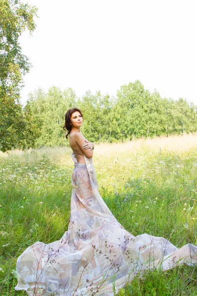 kır çiçekleri arasında genç kız