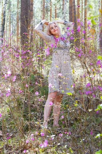 Junges Mädchen Inmitten Der Blüten Des Rosmarins — Stockfoto