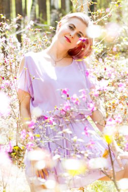 Biberiye çiçeklerin arasında genç kız