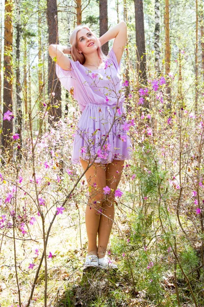 Młoda Dziewczyna Sukience Lato Odpoczynek Lesie — Zdjęcie stockowe