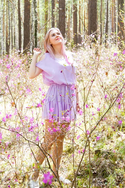 Jeune Fille Dans Une Robe Été Reposant Dans Les Bois — Photo