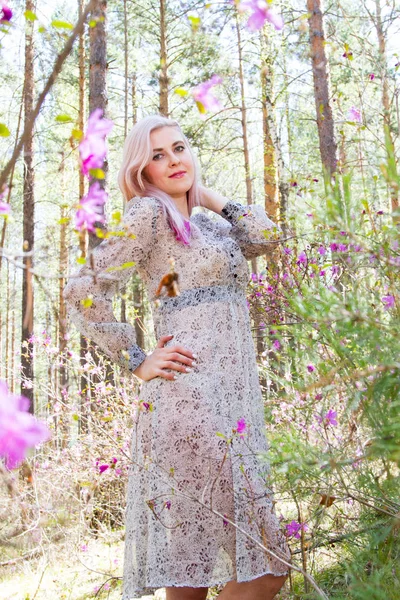 Junges Mädchen Sommerkleid Ruht Sich Wald Aus — Stockfoto