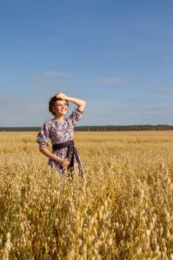 Kız açık gökyüzü arka planı alanında