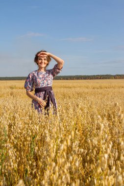 Kız açık gökyüzü arka planı alanında