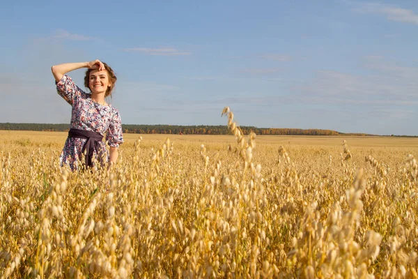 Dziewczyna Dziedzinie Tle Jasne Niebo — Zdjęcie stockowe