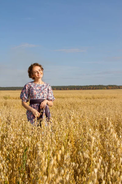 Kız açık gökyüzü arka planı alanında