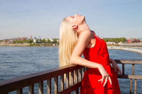 Fille Dans Une Robe Rouge Est Debout Sur Remblai Rivière — Photo