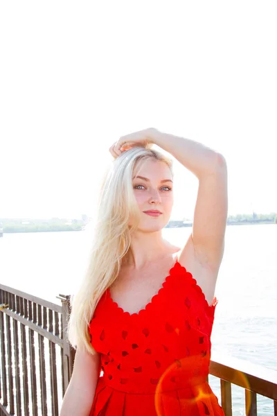 Mädchen Rotem Kleid Steht Ufer Des Flusses — Stockfoto