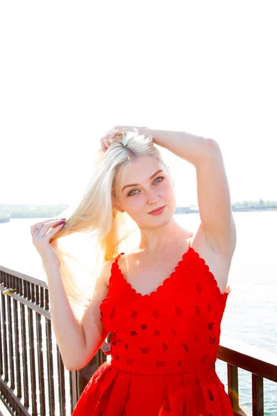 Flicka Röd Klänning Står Banvallen Floden — Stockfoto