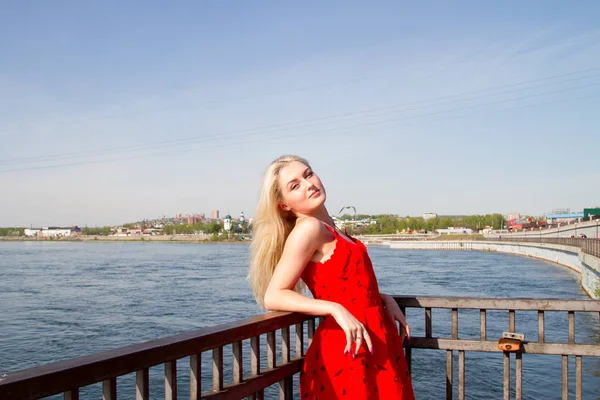 Chica Vestido Rojo Está Pie Terraplén Del Río — Foto de Stock