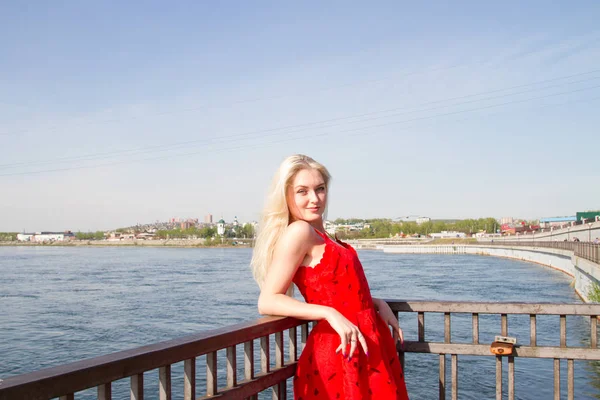 Chica Vestido Rojo Está Pie Terraplén Del Río — Foto de Stock