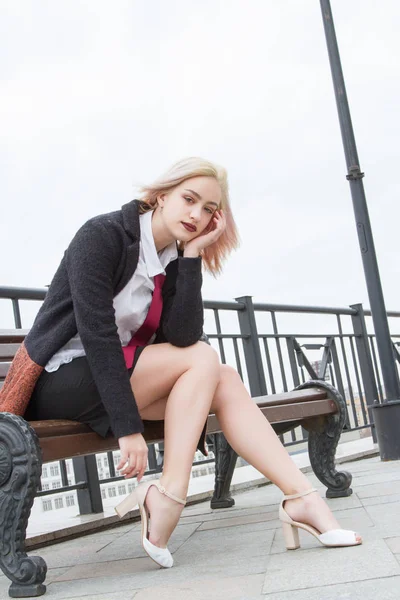 Blonde Sitting Bench City — Stock Photo, Image