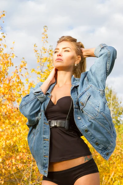 Rubia Fondo Del Parque Otoño — Foto de Stock