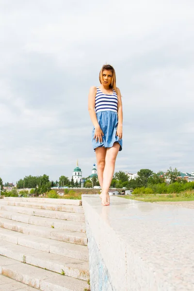 Chica Vestido Verano Ligero Está Caminando Por Ciudad — Foto de Stock