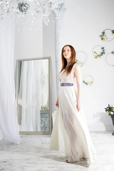 Mädchen Weißen Kleid Einem Raum Mit Säulen — Stockfoto