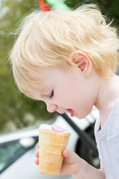 Bambina Che Mangia Gelato Strada — Foto Stock