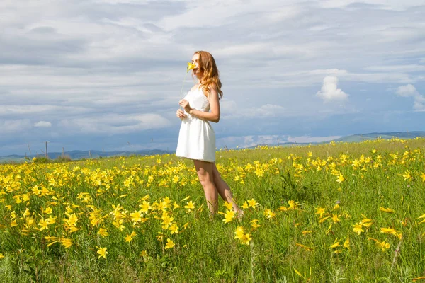 Fille Dans Une Robe Blanche Marche Parmi Les Fleurs Sauvages — Photo