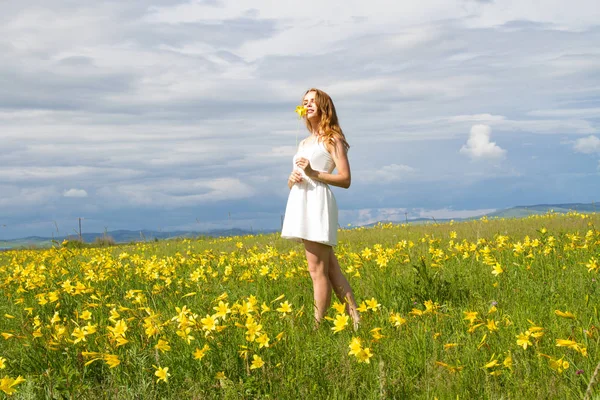 Fille Dans Une Robe Blanche Marche Parmi Les Fleurs Sauvages — Photo