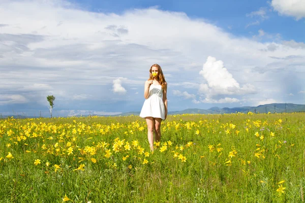 Ragazza Abito Bianco Sta Camminando Tra Fiori Selvatici — Foto Stock