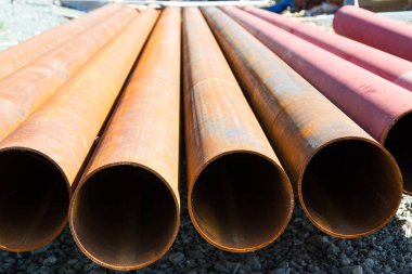 Büyük çaplı paslı boruları
